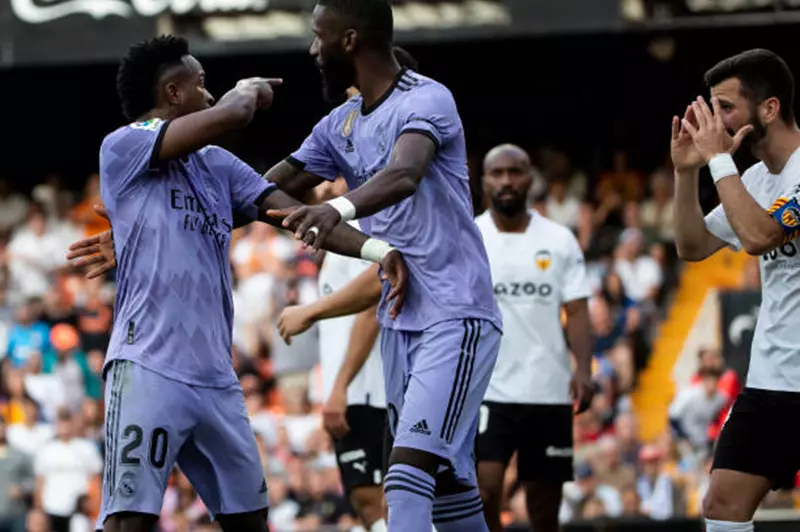 فالنسيا يتخذ إجراءات قانونية ضد الفيلم الوثائقي لفينيسيوس جونيور: اتهامات بالظلم والافتراء